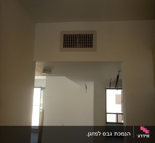 פתח אוורור בתקרה עם קירות גבס